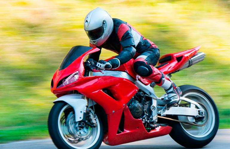 Мотоциклист на красном мотоцикле